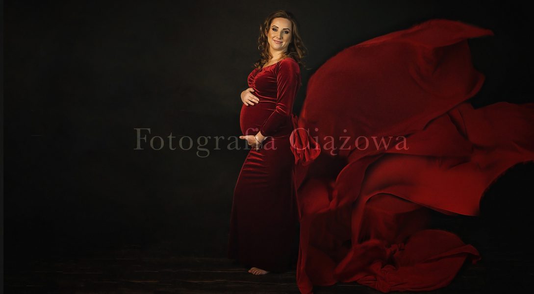 kobieta w ciąży w czerwonej sukni