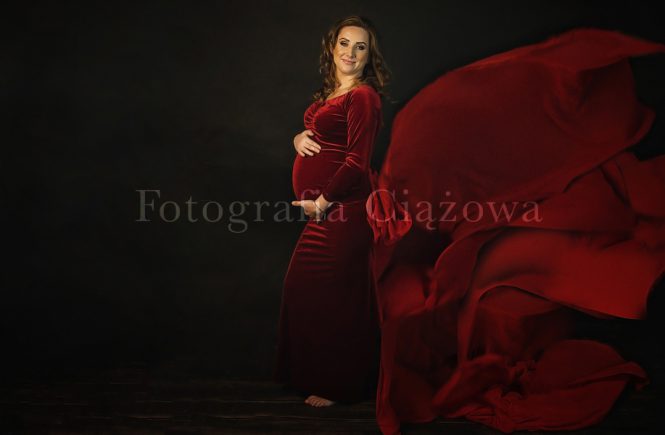 kobieta w ciąży w czerwonej sukni
